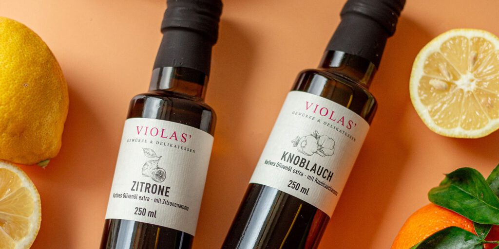 Erlesene Olivenöle, köstliche Condimenti und Essige, leckere Saucen und Dips, feine Tees, Delikatessmischungen aber auch ausgewählte süße Leckereien – all das finden Sie bei VIOLAS’. Lassen Sie sich kulinarisch inspirieren und stöbern Sie in unserm reichen Schatz schönster Delikatessen – wir bieten alles, was das Genießerherz begehrt!